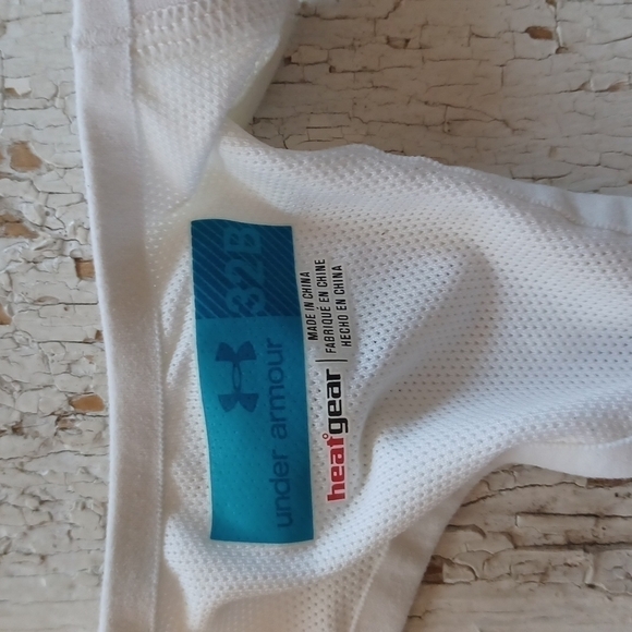 UNDER  Armour Size 32B compression style sports bra. Great used condition. - Picture 2 of 7